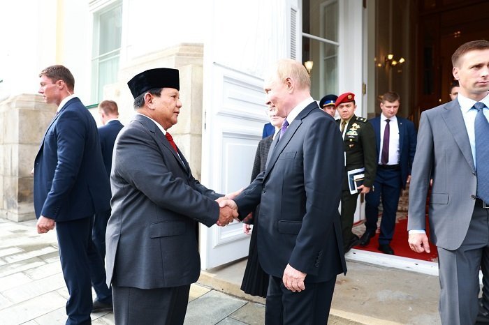 Menteri Pertahanan RI sekaligus presiden RI terpilih, Prabowo Subianto saat bertemu Presiden Rusia Vladimir Putin di Moskow. (Dok. Tim Media Prabowo)