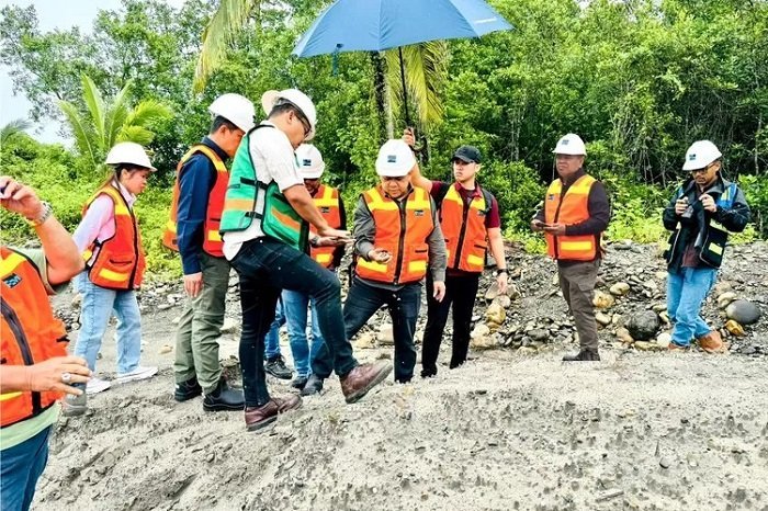 Lewat tailing Freeport, Owner PT Jhonlin Group membangun jalan demi wujudkan program ketahanan oangan 1 juta hektare sawah di Merauke (Dok. Jhonlin Group)