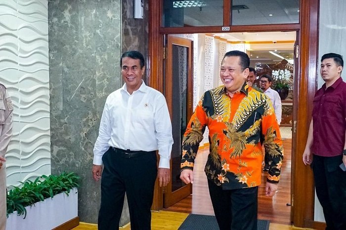 Ketua MPR RI Bambang Soesatyo bertemu Menteri Pertanian Amran Sulaiman, di Kantor Kementerian Pertanian. (Instagram.com @bambang.soesatyo)