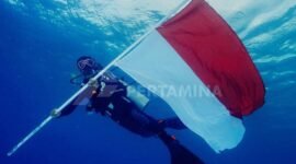 Pertamina Gelar Pengibaran Bendera Bawah Laut hingga Pemberian Beasiswa. (Dok. Pertamina.com)