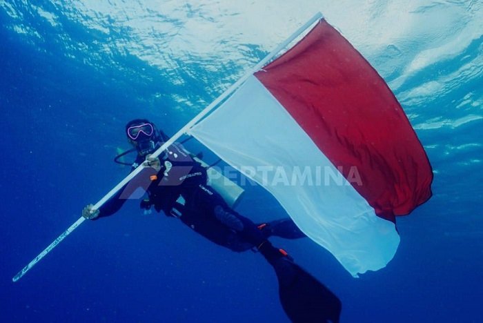 Pertamina Gelar Pengibaran Bendera Bawah Laut hingga Pemberian Beasiswa. (Dok. Pertamina.com)