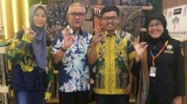 COO Smart Batik, Dirjen Bea Cukai, CEO Smart Batik, Sesditjen Bea Cukai (kiri-kanan) Melakukan Salam Canting di Booth UKMK Sawit BPDPKS. (Dok..Bpdp.or.id)