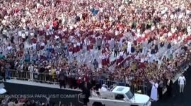 Paus Fransiskus, pemimpin tertinggi Gereja Katolik sekaligus kepala negara Vatikan berkeliling dengan mobil nasional Indonesia Maung. (Dok. Tim Media Prabowo)