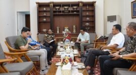 Penjabat (Pj) Gubernur Riau (Gubri) Rahman Hadi menerima kunjungan mahasiswa doktoral dari Tokyo University of Agriculture, Prima Ghandi. (Dok. mediacenter.riau.go.id)