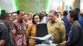Menteri Koordinator Bidang Perekonomian Airlangga Hartarto (kanan) dalam acara Festival Lingkungan, Iklim, Kehutanan dan Energi Baru Terbarukan (LIKE). (Dok. ekon.go.id) 