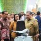 Menteri Koordinator Bidang Perekonomian Airlangga Hartarto (kanan) dalam acara Festival Lingkungan, Iklim, Kehutanan dan Energi Baru Terbarukan (LIKE). (Dok. ekon.go.id) 