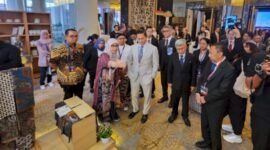 Wamenkeu Thomas A.M. Djiwandono mengunjungi booth BPDPKS pada ATF 2024 didampingi Dirjen Perbendaharaan Kemenkeu Astera Primanto Bhakti, Direktur KUKMR BPDPKS Zaid Burhan Ibrahim dan Delegasi ATF 2024. (Dok. BPDPKS)