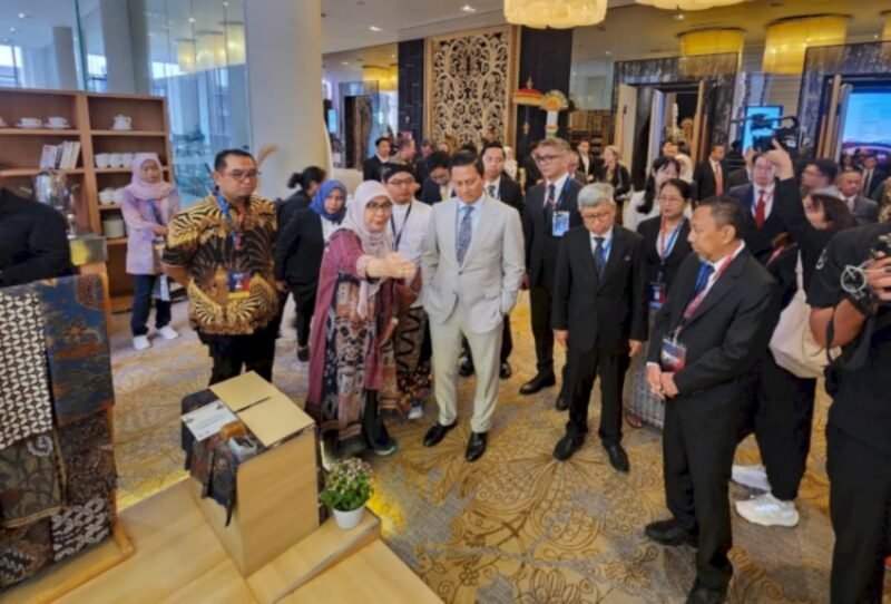 Wamenkeu Thomas A.M. Djiwandono mengunjungi booth BPDPKS pada ATF 2024 didampingi Dirjen Perbendaharaan Kemenkeu Astera Primanto Bhakti, Direktur KUKMR BPDPKS Zaid Burhan Ibrahim dan Delegasi ATF 2024. (Dok. BPDPKS)