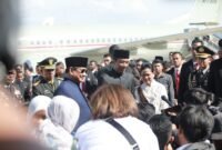 Presiden RI ke-8 Prabowo Subianto mengantar Presiden RI ke-7 Joko Widodo (Jokowi) beserta Iriana Jokowi. (Dok. Tim Media Prabowo)