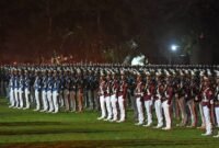 Upacara Parade Senja di tengah hujan deras, yang turut dihadiri oleh seluruh jajaran Kabinet Merah Putih. (Facebook.com @Sekab RI)