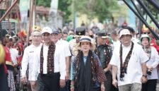 Ketua Komisi IV DPR RI, Titiek Soeharto saat meninjau jalanya panen raya bersama Menteri Pertanian Andi Amran Sulaiman di Kabupaten Bantul. (Dok. Kementerian Pertanian)

