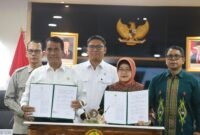 Plt. Kepala BPS, Amalia Adininggar Widyasanti, dan Mentan Andi Amran Sulaiman pada penandatanganan MoU antara Kementerian Pertanian dengan Badan Pusat Statistik di Kantor Pusat Kementan. (Dok Kementerian Pertanian)