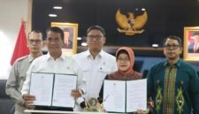 Plt. Kepala BPS, Amalia Adininggar Widyasanti, dan Mentan Andi Amran Sulaiman pada penandatanganan MoU antara Kementerian Pertanian dengan Badan Pusat Statistik di Kantor Pusat Kementan. (Dok Kementerian Pertanian)