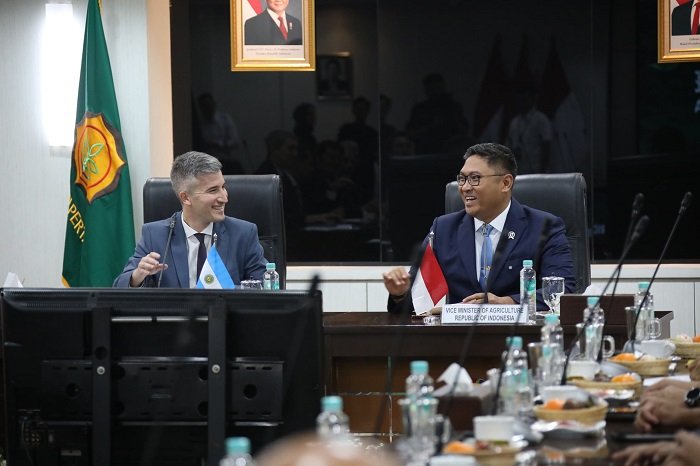Wamentan Sudaryono dalam pertemuan bilateral dengan Wamentan Agentina Agustin Tejeda Rodriguez membahas peluang kerja sama. (Dok. Kementan)

