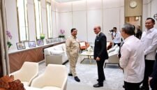 Presiden Prabowo di ruang rapat Wisma Danantara
Presiden Prabowo Subianto memimpin rapat terbatas kabinet di Wisma Danantara bahas prioritas investasi nasional. (Facebook.com @Setkab RI)