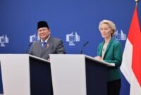Presiden Komisi Eropa Ursula von der Leyen dan Presiden Prabowo Subianto berjabat tangan di Brussels setelah pengumuman FTA bersejarah.
(Dok. Tim Media Prabowo)
