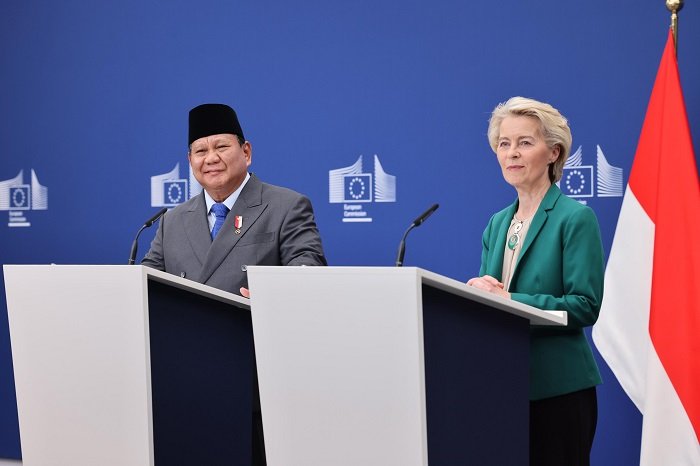 Presiden Komisi Eropa Ursula von der Leyen dan Presiden Prabowo Subianto berjabat tangan di Brussels setelah pengumuman FTA bersejarah.
(Dok. Tim Media Prabowo)