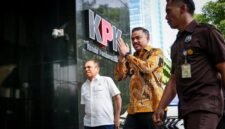 Maman memperlihatkan dokumen pembayaran pribadi istri ke wartawan untuk membantah tuduhan publik. (Dok. maman.abdurrahman.st)