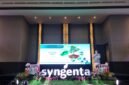 Petani antusias mendengarkan Tracy dari Syngenta saat menjelaskan praktik pengendalian hama tahan jangka panjang. (Dok. Syngenta Indonesia)
