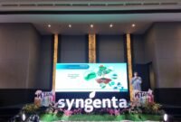 Petani antusias mendengarkan Tracy dari Syngenta saat menjelaskan praktik pengendalian hama tahan jangka panjang. (Dok. Syngenta Indonesia)