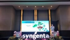 Petani antusias mendengarkan Tracy dari Syngenta saat menjelaskan praktik pengendalian hama tahan jangka panjang. (Dok. Syngenta Indonesia)
