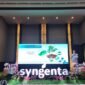 Petani antusias mendengarkan Tracy dari Syngenta saat menjelaskan praktik pengendalian hama tahan jangka panjang. (Dok. Syngenta Indonesia)