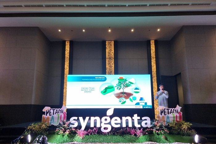 Petani antusias mendengarkan Tracy dari Syngenta saat menjelaskan praktik pengendalian hama tahan jangka panjang. (Dok. Syngenta Indonesia)