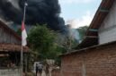 Api berkobar dari sumur minyak rakyat di Blora, meninggalkan duka mendalam bagi keluarga korban. (Dok. Tangkapan layar video)