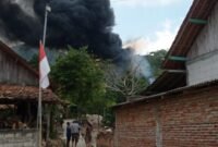 Api berkobar dari sumur minyak rakyat di Blora, meninggalkan duka mendalam bagi keluarga korban. (Dok. Tangkapan layar video)
