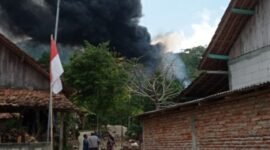 Api berkobar dari sumur minyak rakyat di Blora, meninggalkan duka mendalam bagi keluarga korban. (Dok. Tangkapan layar video)