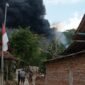 Api berkobar dari sumur minyak rakyat di Blora, meninggalkan duka mendalam bagi keluarga korban. (Dok. Tangkapan layar video)