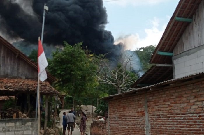 Api berkobar dari sumur minyak rakyat di Blora, meninggalkan duka mendalam bagi keluarga korban. (Dok. Tangkapan layar video)