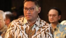 Wamentan Sudaryono meninjau gudang Bulog untuk memastikan ketersediaan beras nasional aman. (Dok. Kementan)

